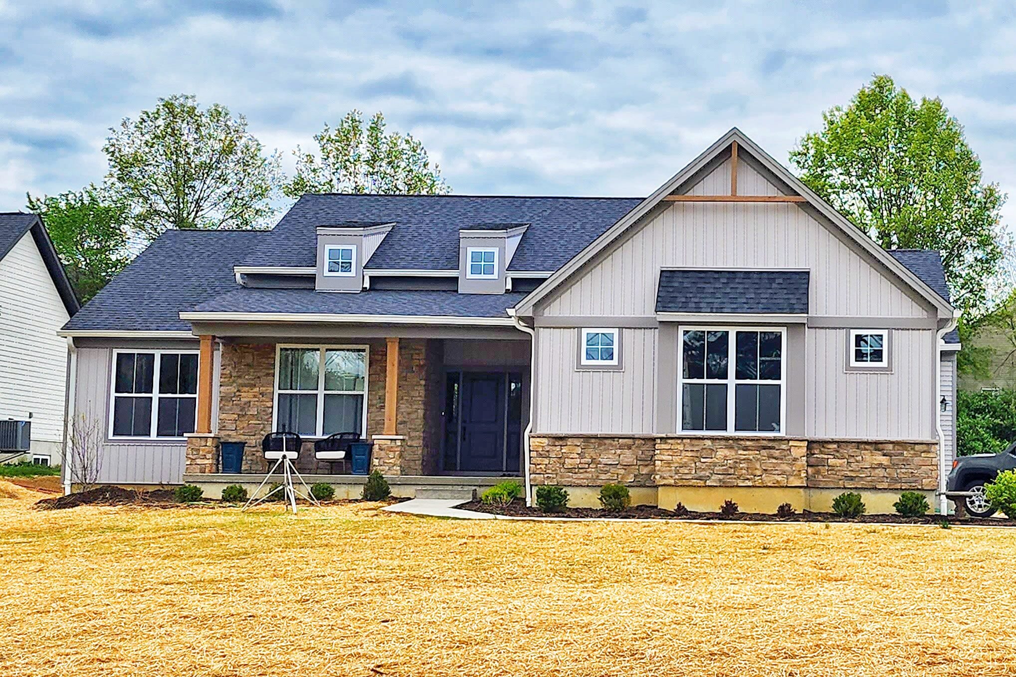 50x100 barndominium with gray siding and stone detailing
