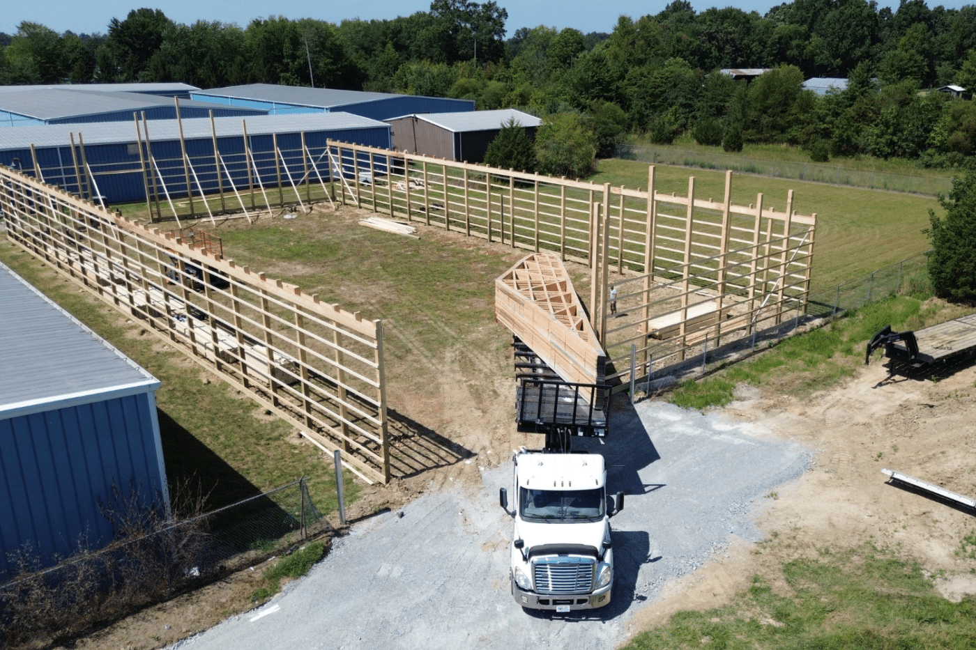 delivery of 100x100 barndominium with roof trusses